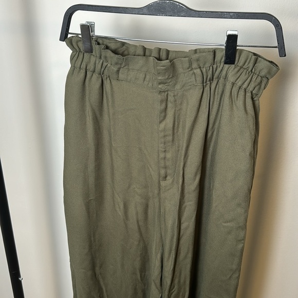 Forever 21 Olive Green Lightweight Flowy Elastic Waist Casual Pants Size Medium - Picture 2 of 6